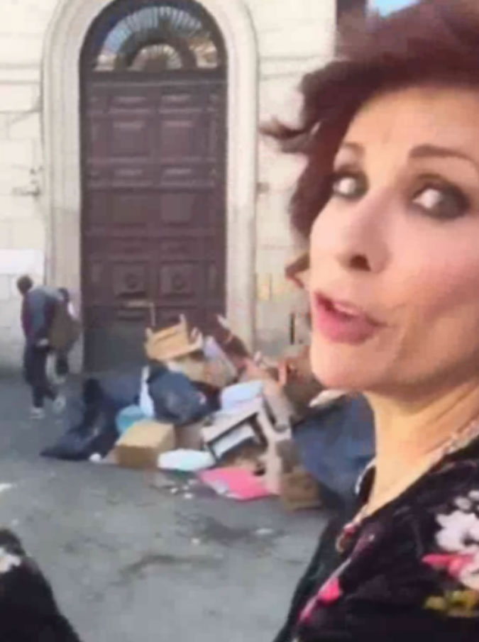 Copertina di Roma, la rabbia di Alda D’Eusanio: “Campo de’ Fiori è piena di immondizia, mando un sonoro vaffa a chi l’ha ridotta così”