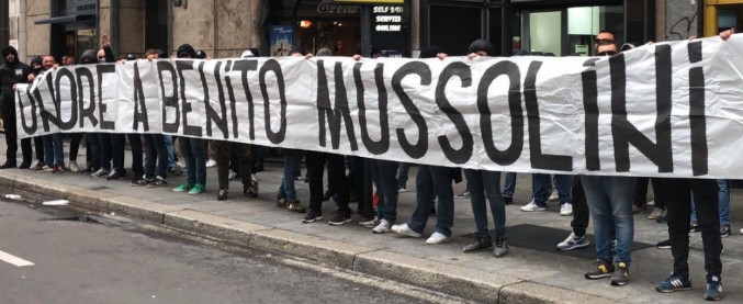 Milano, striscione in onore di Benito Mussolini: 8 daspo a ultras della Lazio