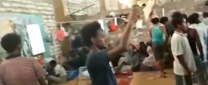 Copertina di Libia, assalto armato al centro di detenzione dei migranti: “Esercito di Haftar ha sparato alle persone, due morti”