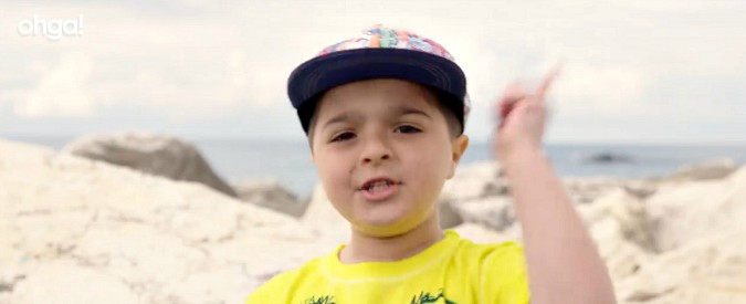 Copertina di Plastica in mare, quando sono i bambini a sgridare gli adulti: “Se continuate così, per me niente bagno”