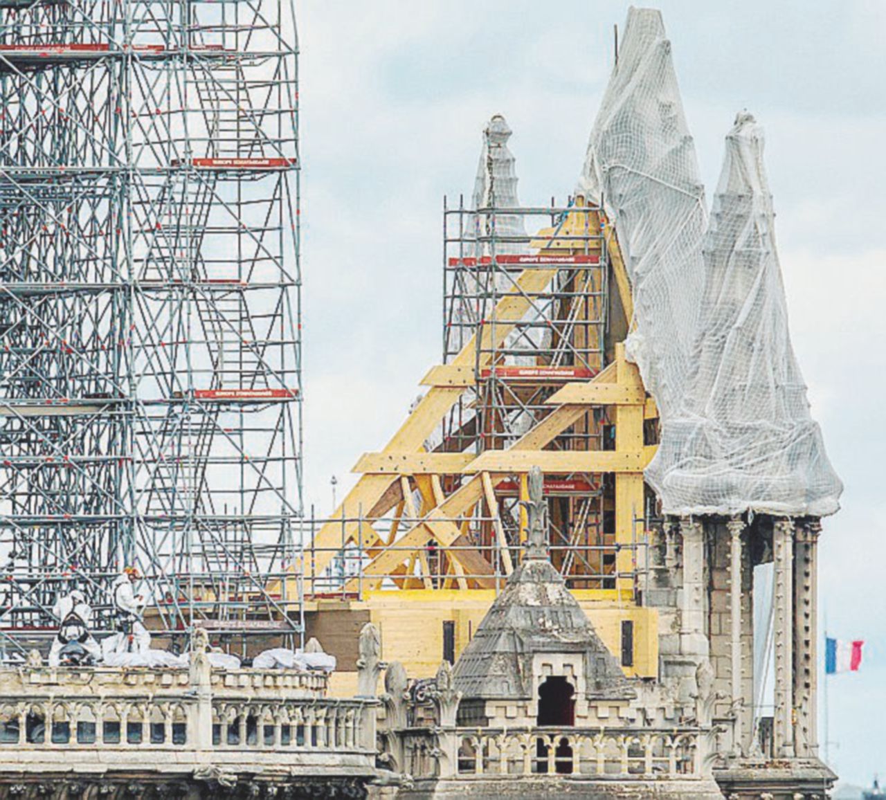 Notre-Dame: mozziconi e un filo elettrico di troppo