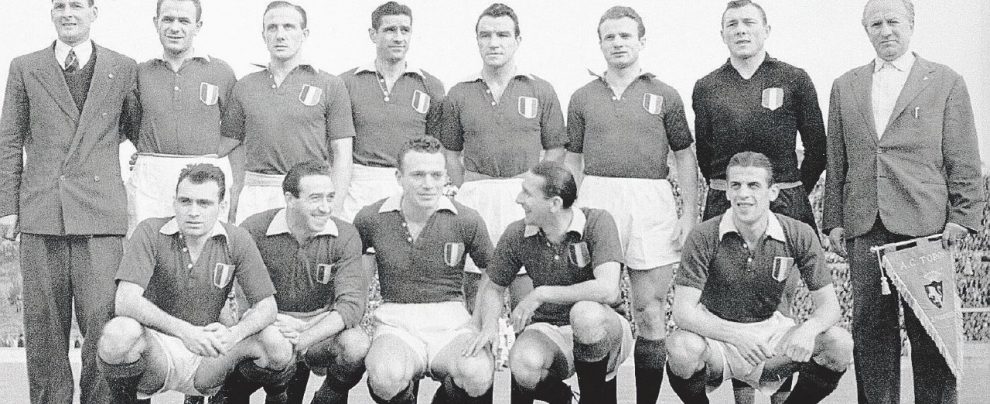 Casale 1947, l’omaggio del Grande Torino ai caduti partigiani Casale 1947, l’omaggio del Grande Torino ai caduti partigiani