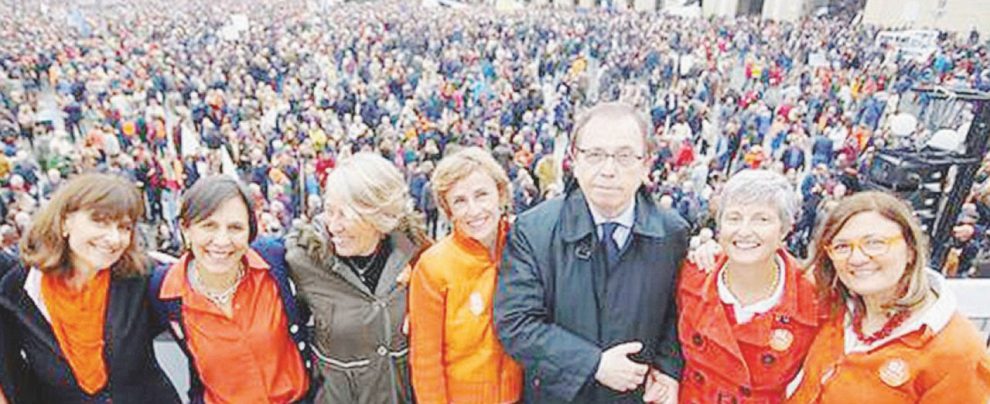 10 novembre - Le Madamine in piazza Castello assieme a Mino Giachino - Ansa Bye bye “Madamine apolitiche”. Ora fanno politica col Chiampa