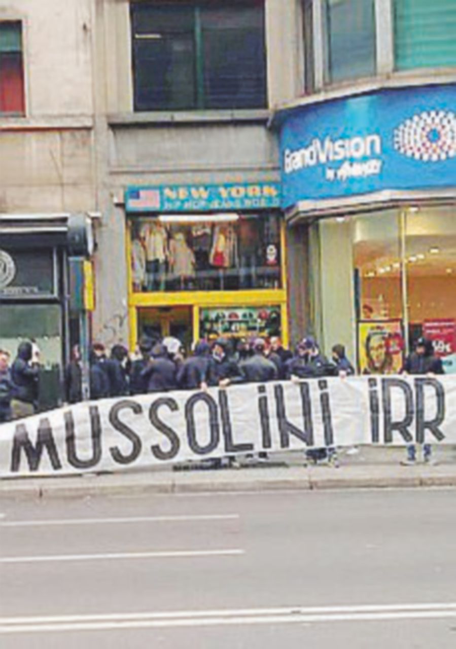 Copertina di “Onore a Mussolini”. Striscione dei laziali in piazzale Loreto