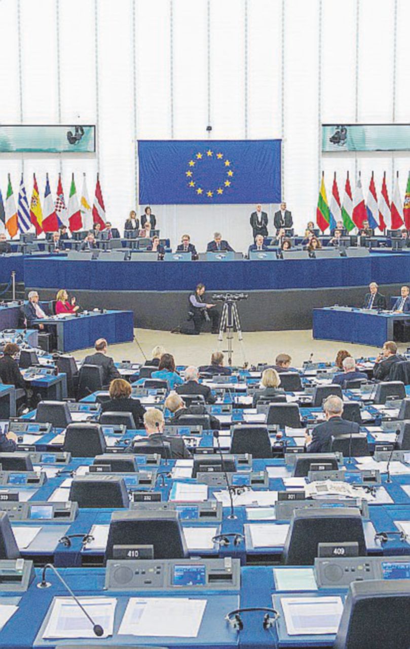 Copertina di Gli europarlamentari italiani diventano “precari”