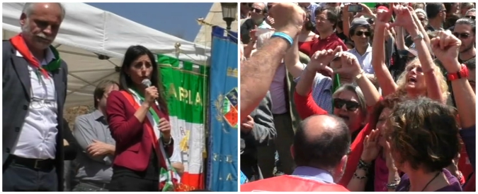 Copertina di 25 aprile, la sindaca Raggi contestata sul palco: “Buffona, i luoghi delle donne non si toccano”, “sgombera Casapound”