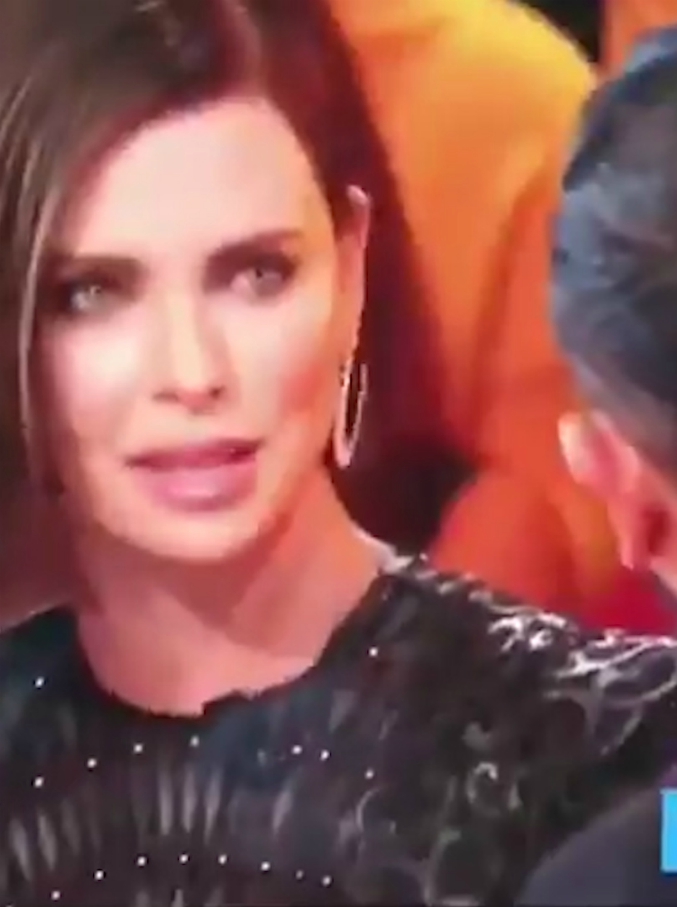 Copertina di Il conduttore bacia la traduttrice e Charlize Theron lo fulmina: “Chiedi prima”. La lezione (e l’imbarazzo) in diretta tv