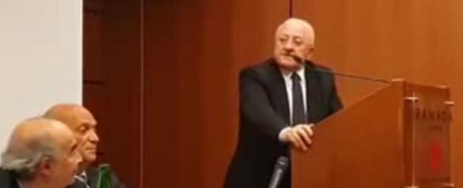 Copertina di 25 aprile, De Luca: “Di Maio commuove ma suo padre è del Msi”. Sfottò su Salvini e Di Battista. E attacca ministro Grillo