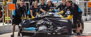 Copertina di Formula 1, Gp di Baku: salta tombino in pista, danneggiata la Williams di Russell. Annullata la prima sessione di libere