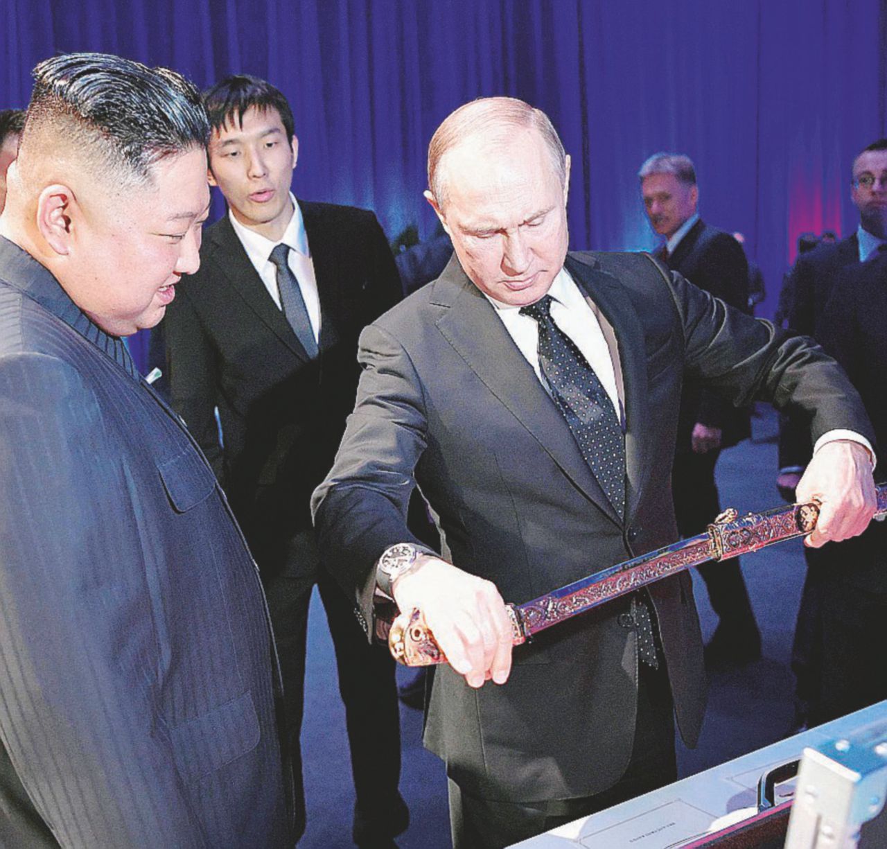 Il dono - Vladimir Putin regala la spada coreana a Kim Jong-un - Ansa Disarmo, Putin fa l’arbitro: “A Kim servono garanzie”