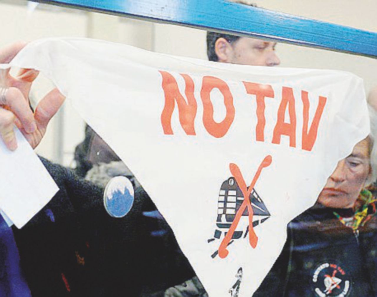 Copertina di Condannato in primo grado per gli scontri, il Politecnico licenzia l’informatico No Tav