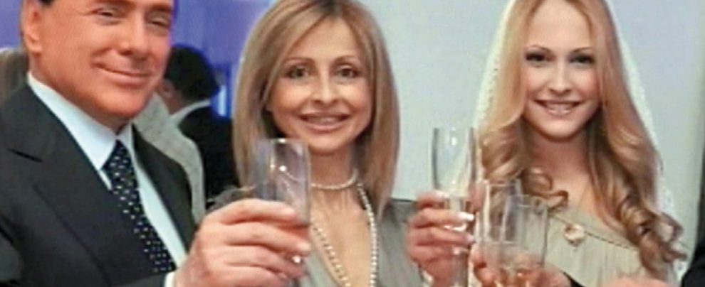 Noemi e la mamma brindano con Papi B. a Casoria Rispunta Noemi Letizia: un docureality napoletano per raccontare quel passato iniziato con B. a Casoria
