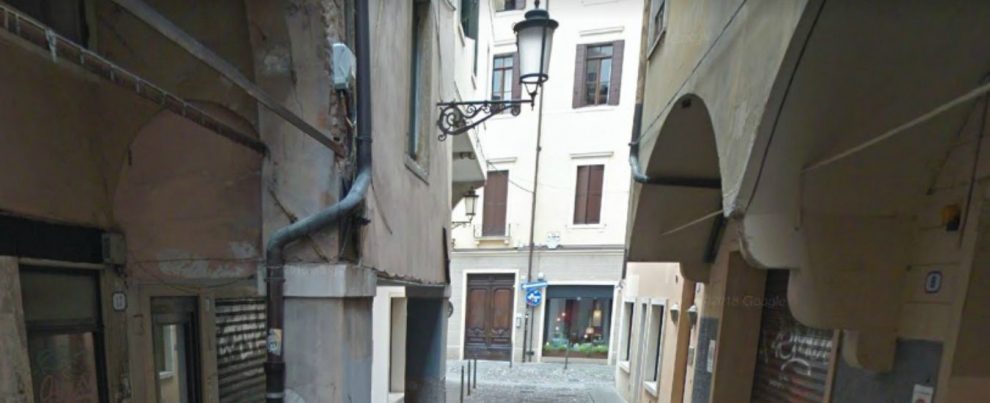 Padova, rissa davanti a un bar: “Un gruppo ha aggredito e picchiato due ragazzi della Lega gridando ‘fascisti'”
