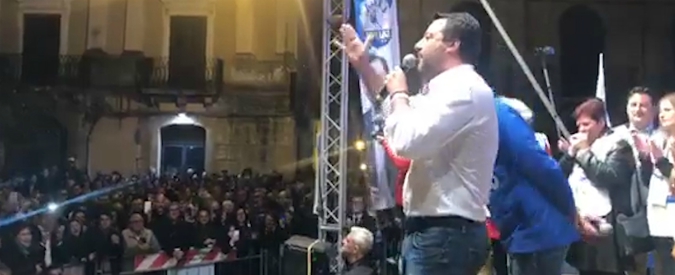 Copertina di Caltanissetta, Salvini contestato durante il comizio: “Fuori i fascisti”. Lui sfotte i manifestanti, poi alla fine: “Sono stanco”