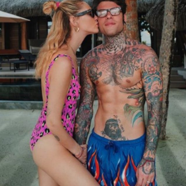 Chiara Ferragni e Fedez, la vacanza in Polinesia si fa hot: dopo il rapper, anche lei pubblica una foto nuda