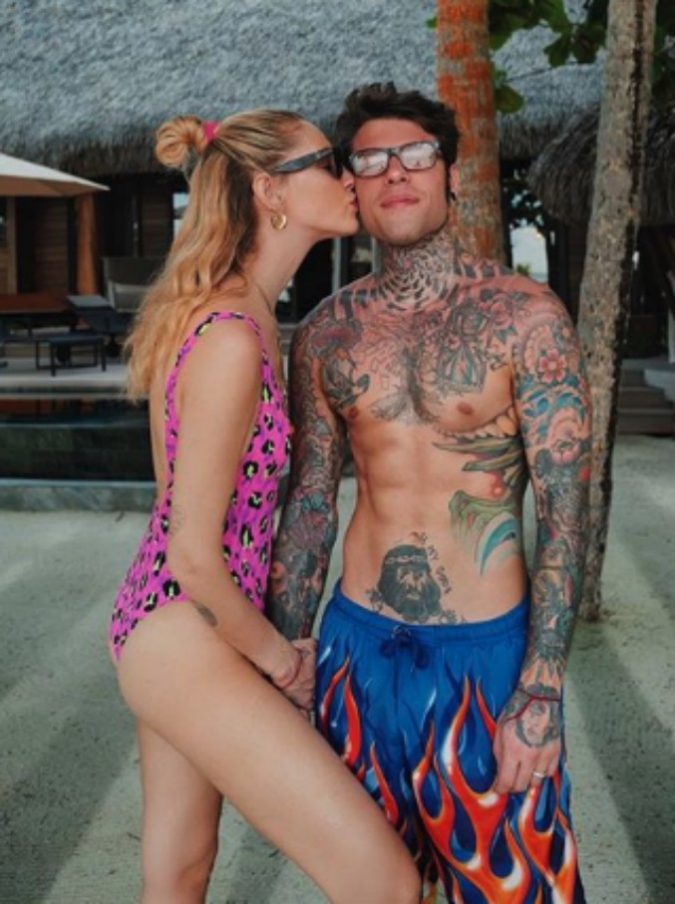 Chiara Ferragni e Fedez, la vacanza in Polinesia si fa hot: dopo il rapper, anche lei pubblica una foto nuda