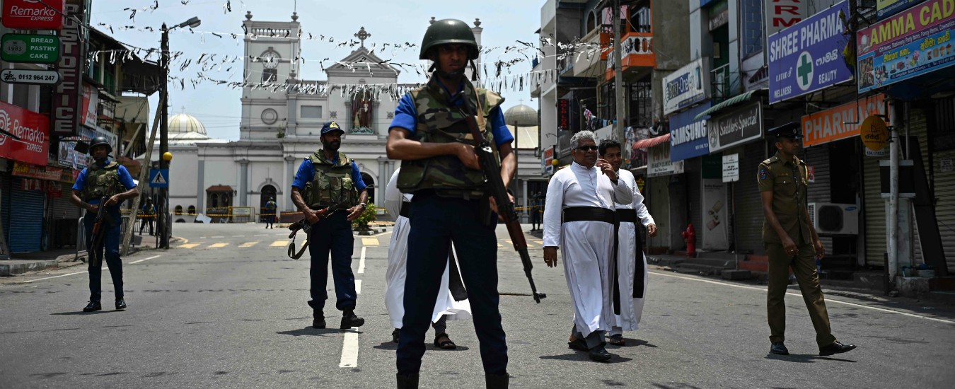Sri Lanka, blitz dei militari: sparatoria con i terroristi, altri 7 arrestati. Nel covo trovate bombe, uniformi e bandiere Isis