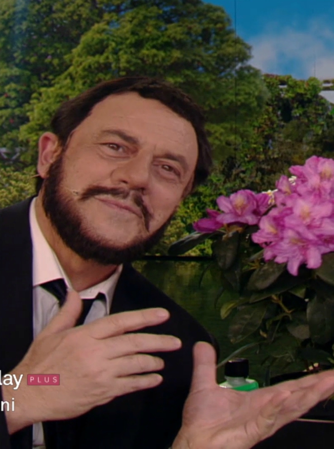 Copertina di Crozza-Salvini: “Lotta a scafisti, scambisti e scacchisti. La mafia italiana? Ah, no, per loro massaggi ai piedi”. E Siri diventa un infiltrato