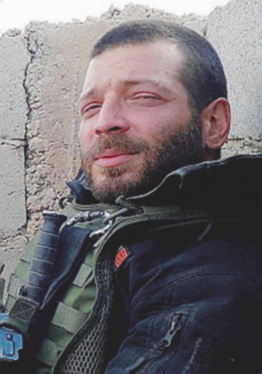 Svastica sulla targa per Orsetti, morto in Siria contro l’Isis
