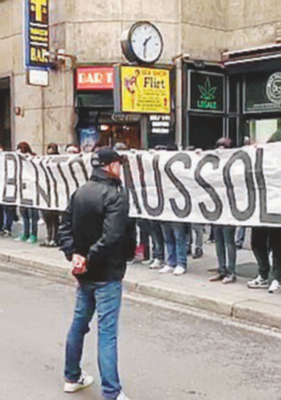 Striscione pro duce in piazzale Loreto, forse nuovi indagati