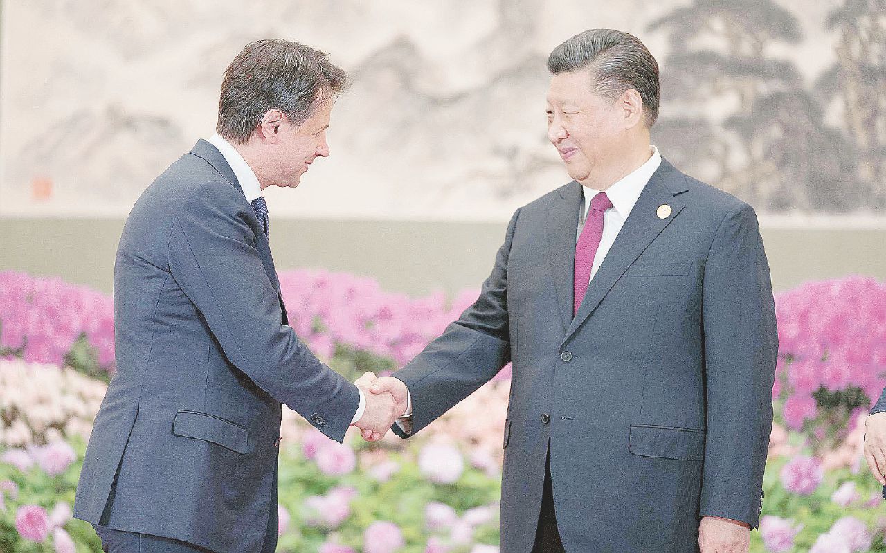 Copertina di Operazione simpatia della Cina: Xi arruola Prodi (e pure Conte)