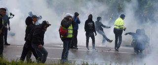 Copertina di Francia, continua la mobilitazione dei gilet gialli: “Diversi feriti a Strasburgo, arrestate almeno tre persone”