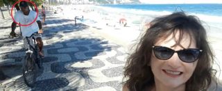 Copertina di Lei si mette in posa per il selfie sulla spiaggia, ma da dietro spunta la “minaccia” in bicicletta: ecco come va a finire