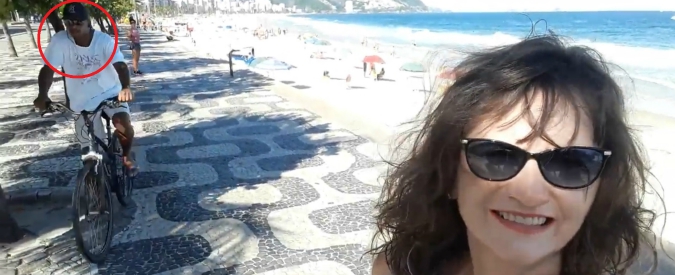 Copertina di Lei si mette in posa per il selfie sulla spiaggia, ma da dietro spunta la “minaccia” in bicicletta: ecco come va a finire