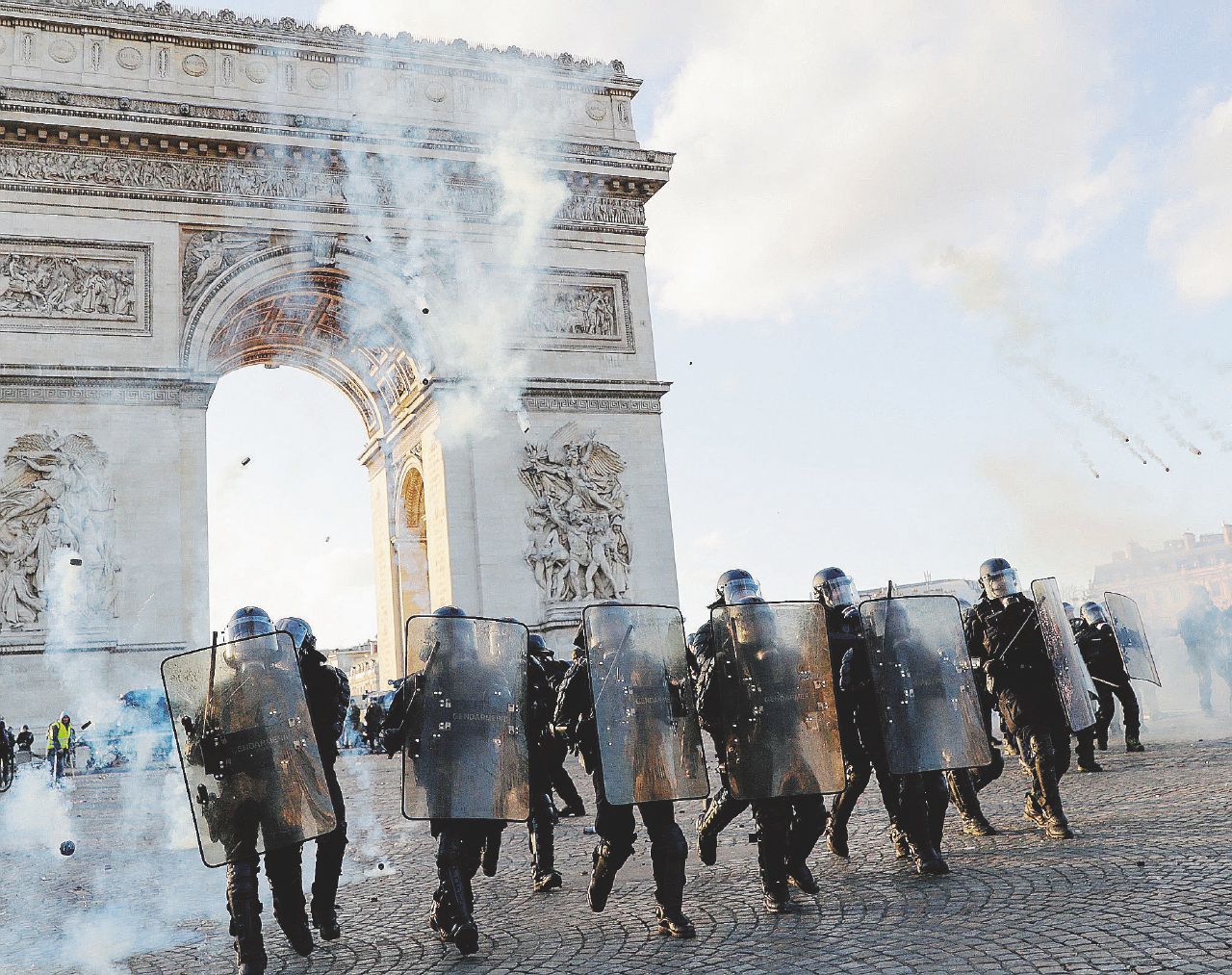 Francia, il male dei “flic”. Il lavoro che ti ammazza: poliziotti, troppi suicidi