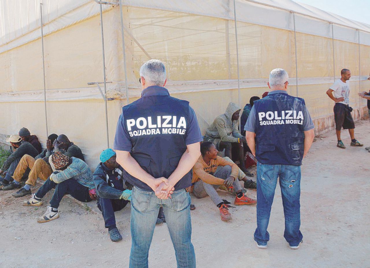 Copertina di Lotta al caporalato, la legge è solo di carta. Ancora campi abusivi