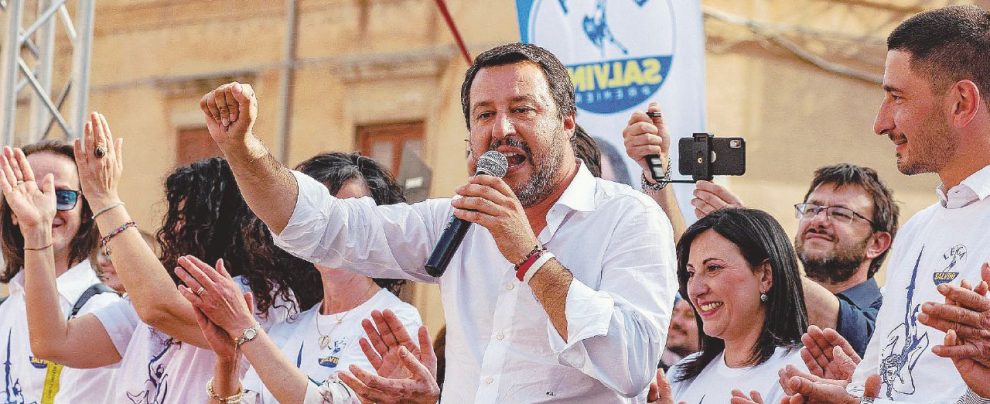 In piazza - Matteo Salvini durante il tour siciliano in vista delle prossime elezioni amministrative - Ansa A Mazara, tra fischi e applausi. La Lega sbarca nella città araba
