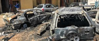 Copertina di Libia, governo Sarraj: “Raid delle forze di Haftar su Tripoli, almeno undici morti”. Noc: “A rischio produzione di petrolio”