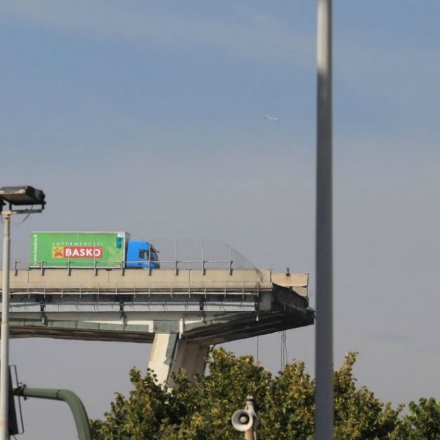 Bergamo, birrificio annuncia le ferie con foto del Morandi: “Siamo chiusi, ponte anche per noi”. Polemiche sui social