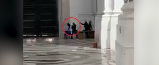 Copertina di Catania, lite furiosa tra due dipendenti comunali in chiesa: volano sedie e un turista tedesco riprende la scena
