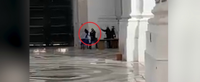 Copertina di Catania, lite furiosa tra due dipendenti comunali in chiesa: volano sedie e un turista tedesco riprende la scena