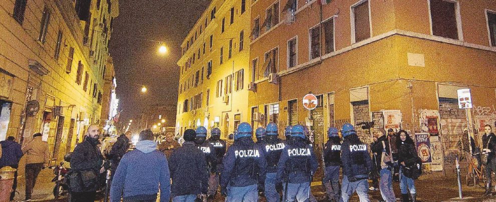 Guardie e spaccio - Polizia in Via dei Volsci. In basso, pusher in Piazza Immacolata. - Ansa Roma, fuga da San Lorenzo: nel deserto resta lo spaccio