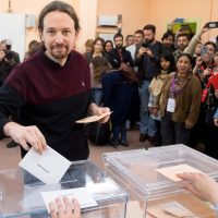 Pablo Iglesias mentre vota