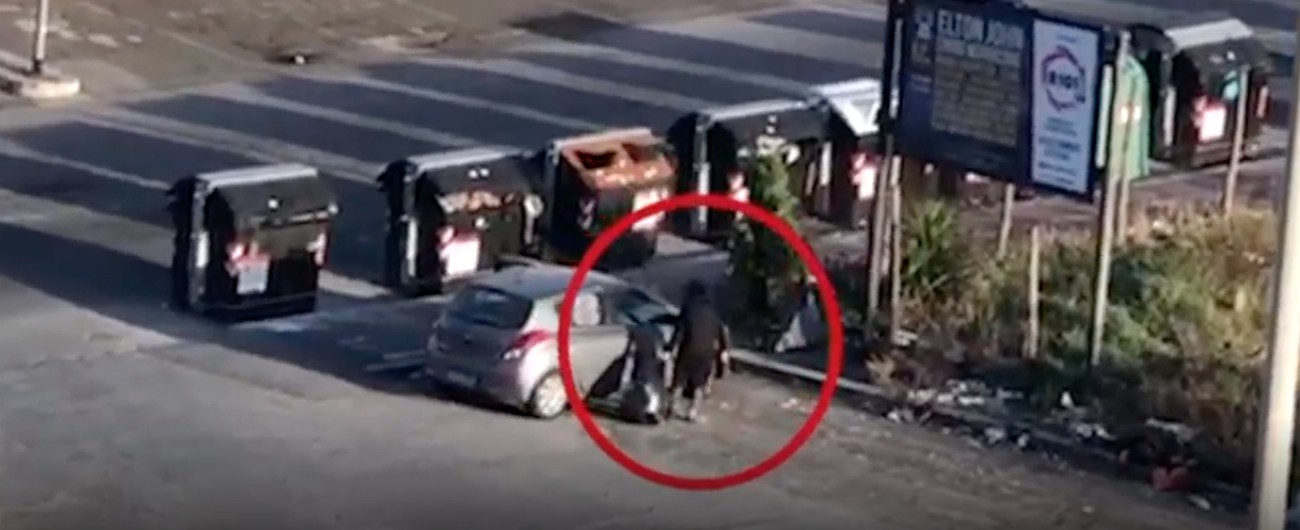 Copertina di Roma, abbandona i rifiuti per strada ma viene filmata. Raggi rilancia il video: “Zozzona. Roma merita rispetto”