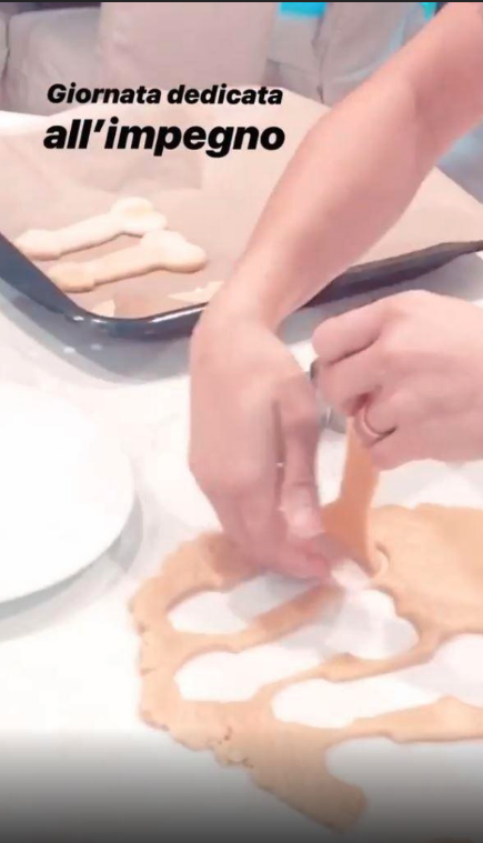 Elisabetta Canalis prepara dei biscotti a forma di pene: per chi saranno? -  Il Fatto Quotidiano