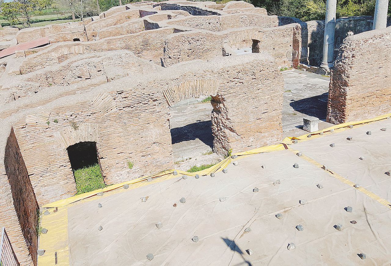 Copertina di Ostia, sindrome Indiana Jones. Aree ‘vergini’ e pochi controlli