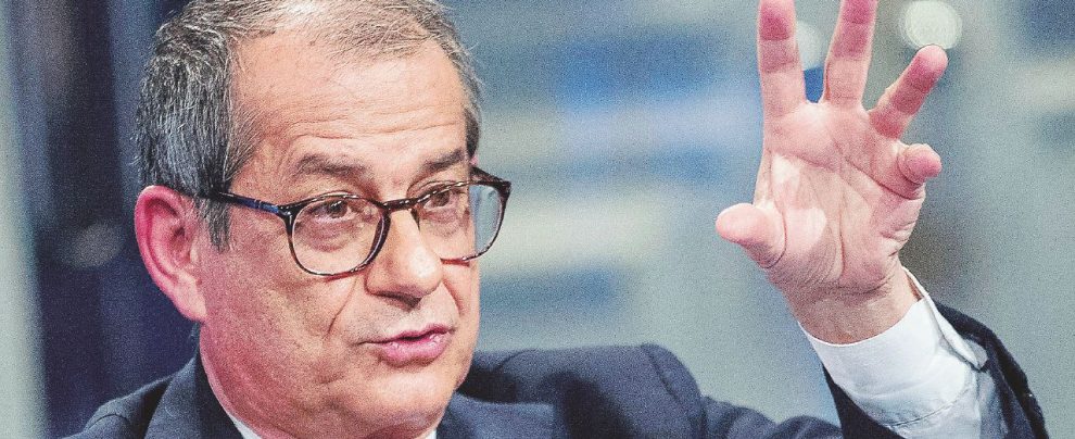 Giovanni Tria “Le liti sono solo una facciata: o sale l’Iva o scatteranno i tagli” Giovanni Tria “Le liti sono solo una facciata: o sale l’Iva o scatteranno i tagli”
