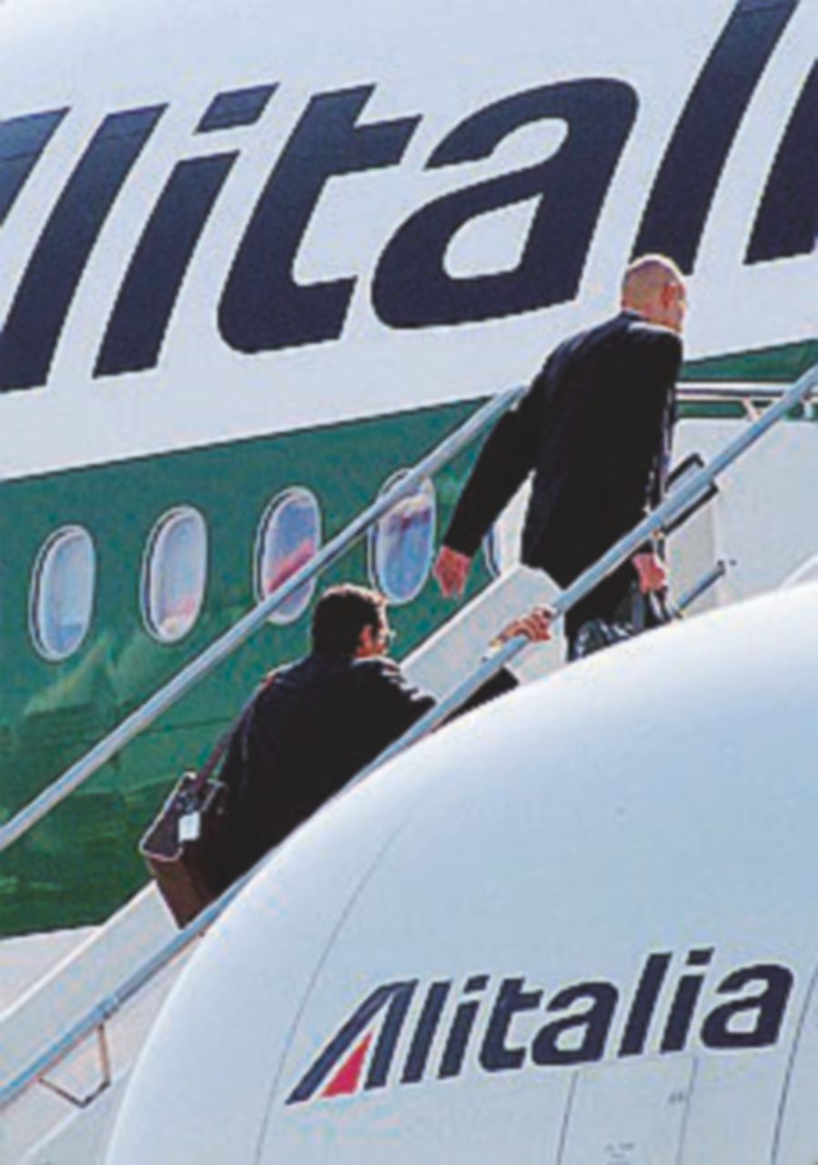 Copertina di Alitalia, i commissari oggi decidono sulla mini proroga
