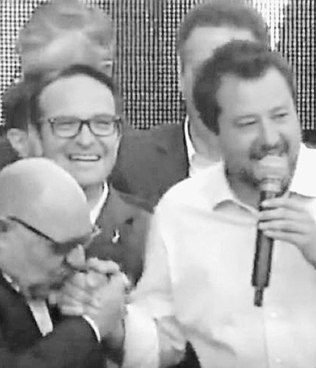 Copertina di “Ministro Salvini, baciamo le mani”:  il candidato di Biella s’inginocchia pure