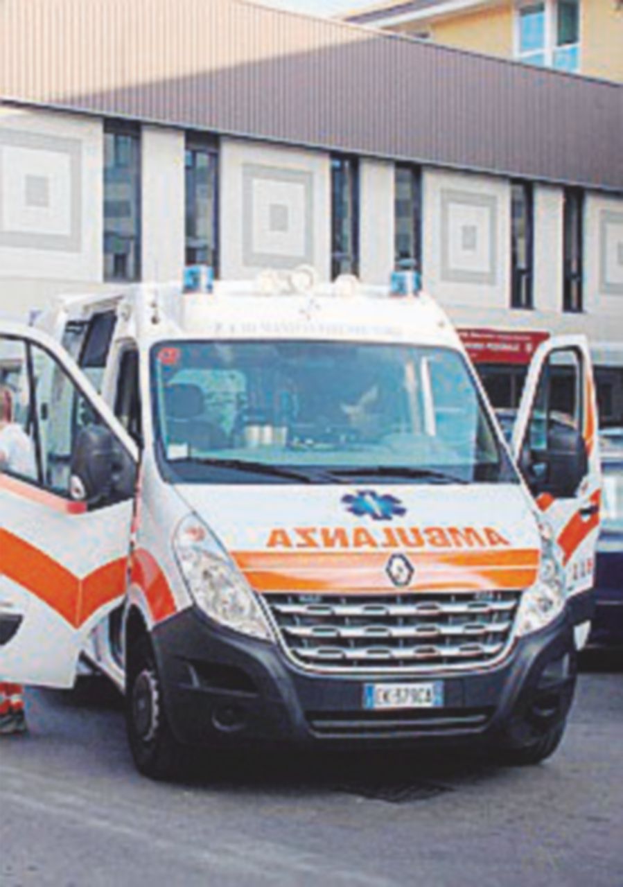 A dieci anni si lancia nel vuoto: ricoverato in gravi condizioni