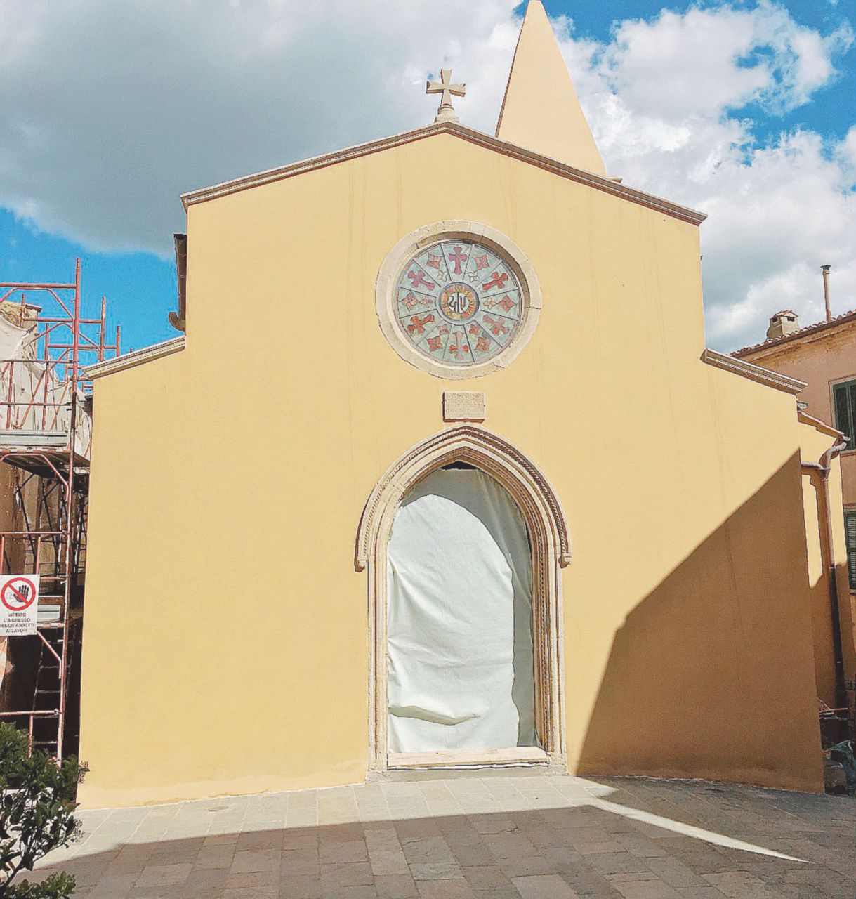 Il giallo fa arrabbiare Capalbio: esposto e proteste per il restauro della chiesa
