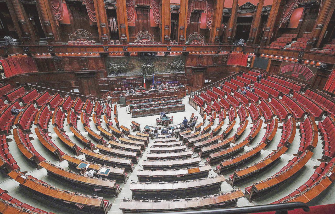 Copertina di Camera deserta: solo in 15 per la legge taglia-onorevoli