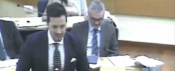 Copertina di Molise, il presidente della regione lancia una maledizione al portavoce M5s: “Cancrus!”. “Siamo arrivati all’assurdo”