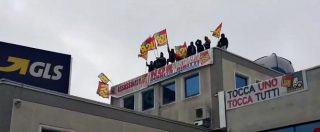 Copertina di Piacenza, facchini 15 giorni sul tetto della Gls contro il licenziamento di 33 persone. Scesi il 1 maggio