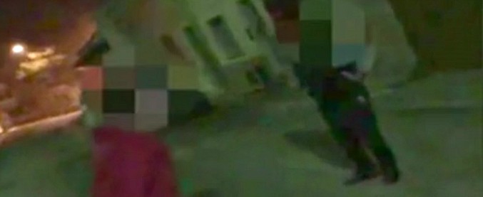 Copertina di Manduria, in un video l’aggressione della baby gang al pensionato: i ragazzi ridono mentre l’uomo chiama aiuto