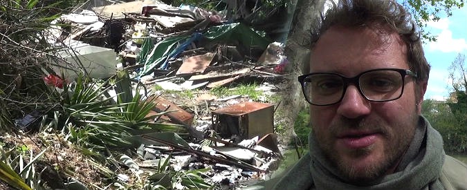 Copertina di Roma, una discarica abusiva a pochi metri dal deposito Ama: “Via vai continuo di camion, ma rifiuti rimangono lì”